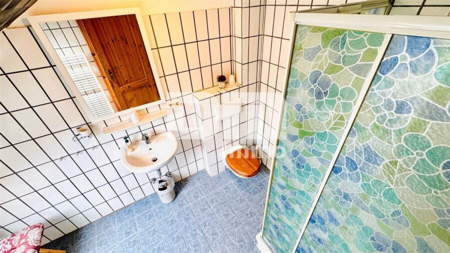 Opulente Gästehausanlage mit 13 Zimmern,2 Sälen,Gastronomiebetrieb + Betreiberwohnung - DG Gebäude 3 Ferienwohnung groß / Bad Dusche,Wanne